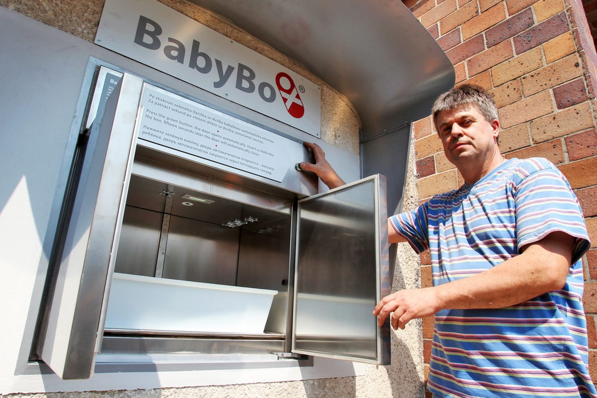 Výrobce babyboxu nové generace, který nahradil vysloužilý model, Zdeněk Juřica při jeho instalaci v Sokolově v roce 2015.