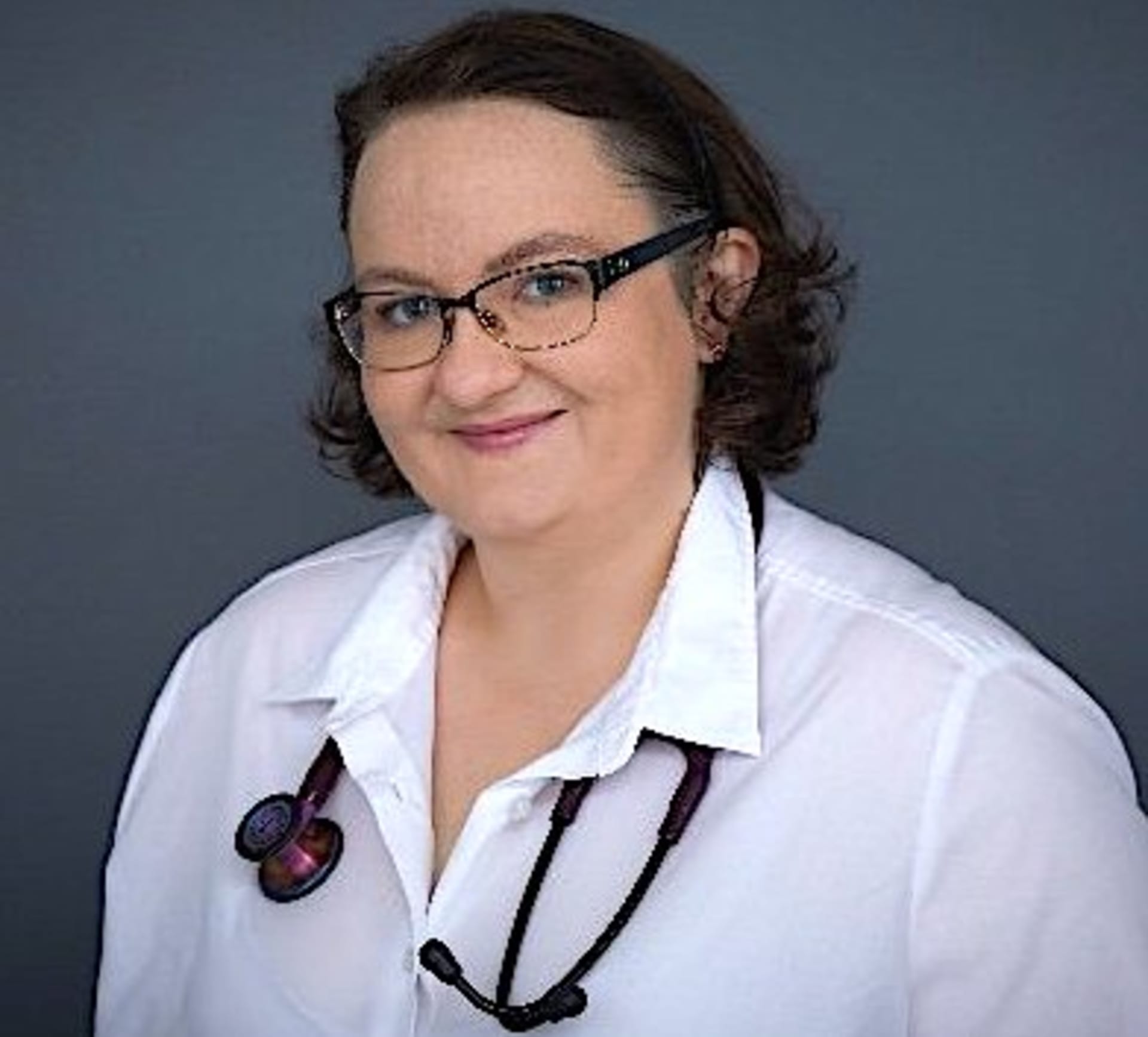 Lisa-Maria Kellermayrová, rakouská lékařka, která spáchala sebevraždu po útocích odpůrců očkování proti koronaviru. 
