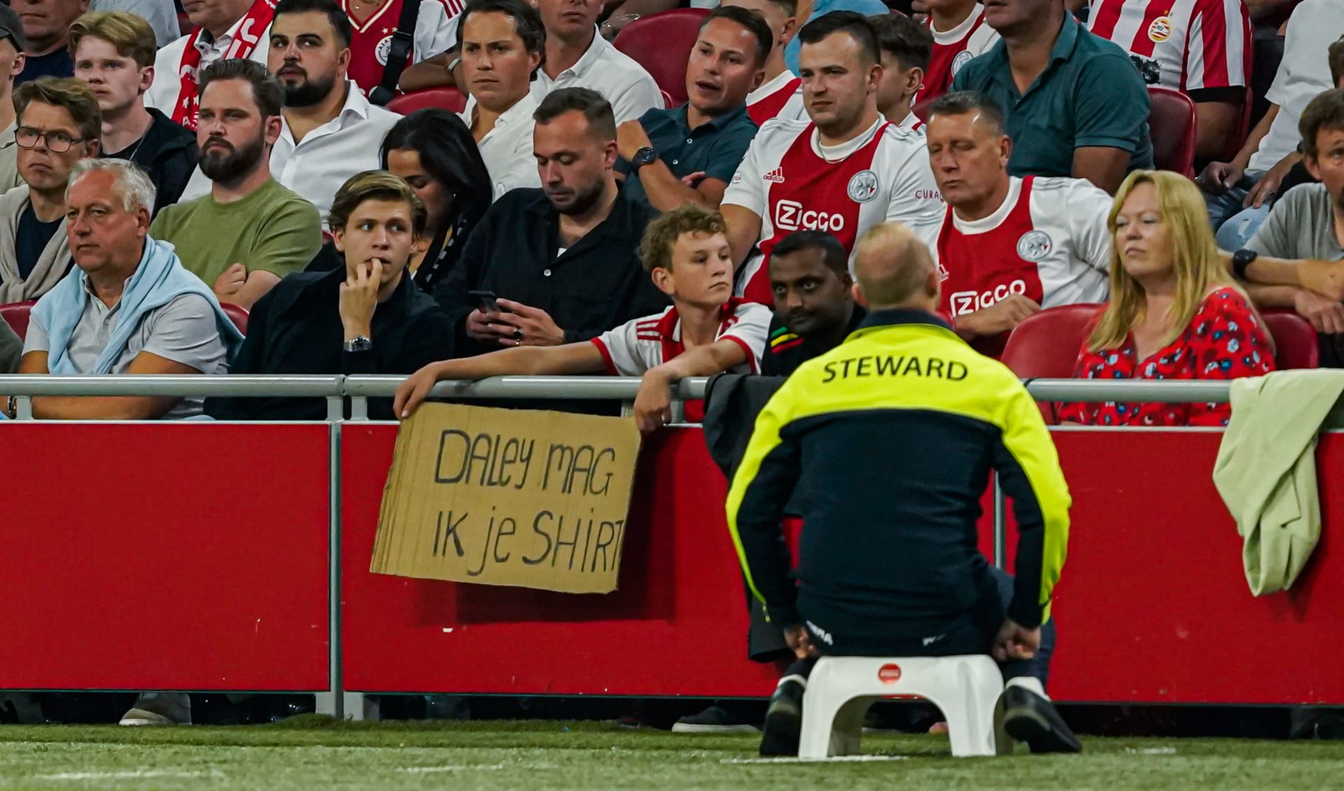 Podobná fotografie už na stadionu Ajaxu Amsterdam nevznikne. Fanoušci nemohou od nové sezony žádat fotbalisty o dres.