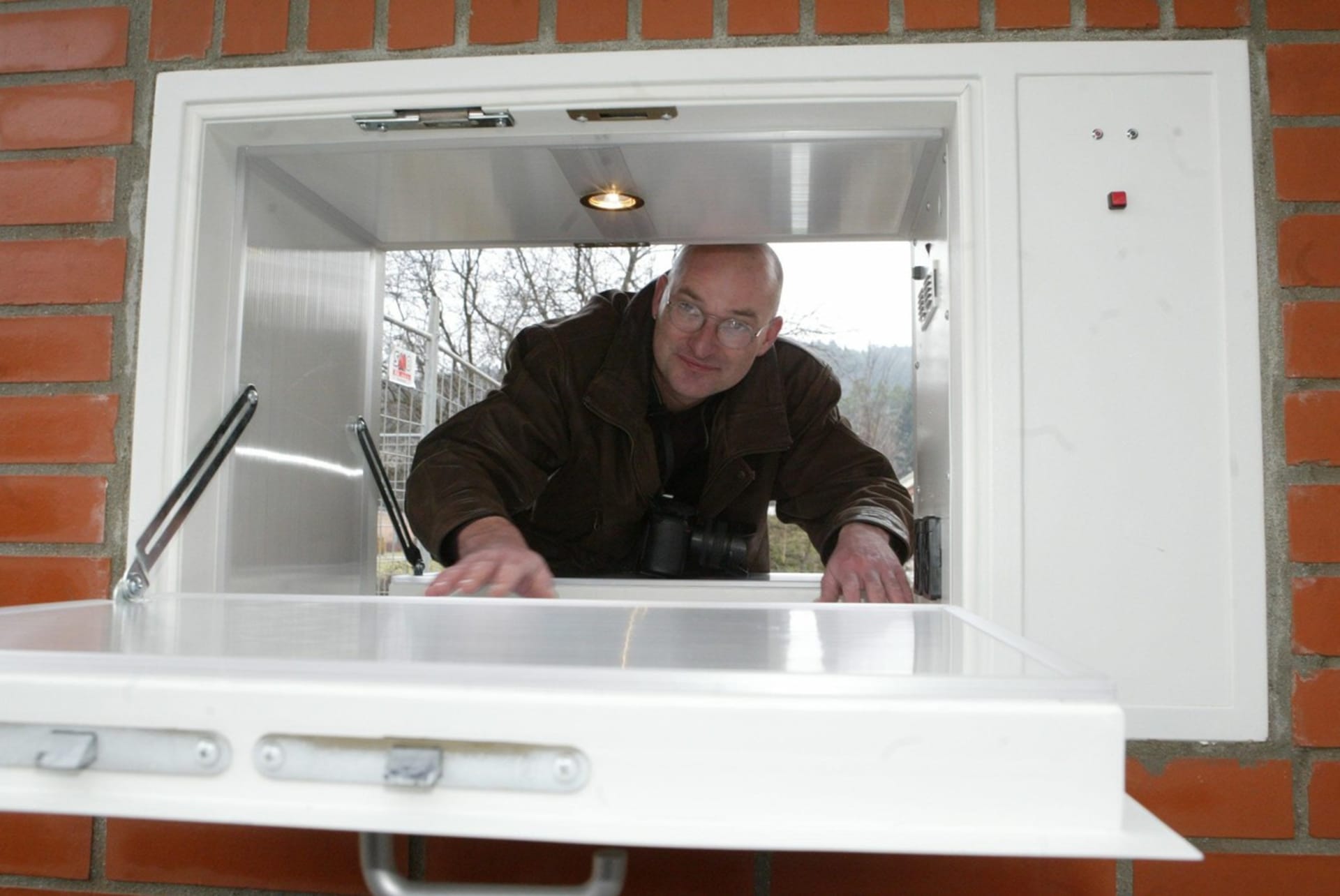 Hlavní inženýr babyboxu Michal Čumpelík při otevření prvního babyboxu ve Zlínském kraji v prosinci 2007