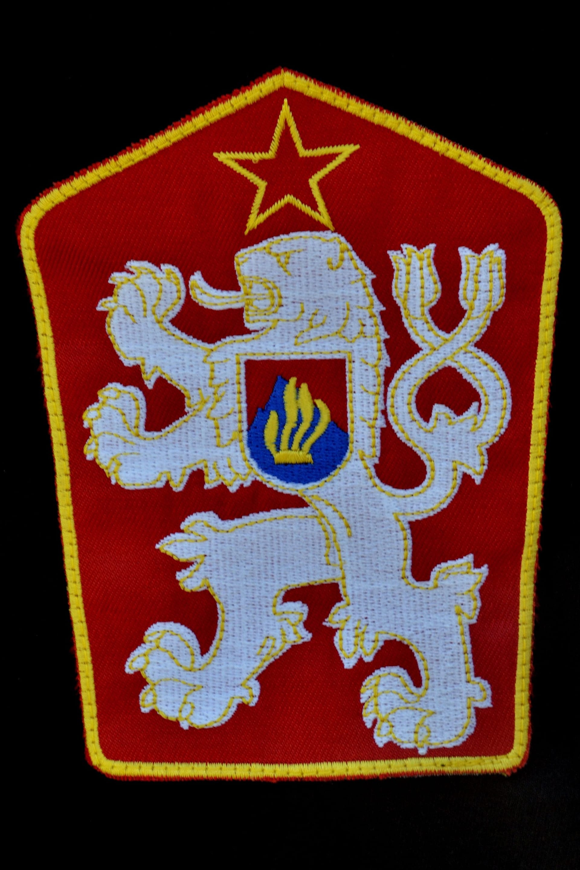 Státní znak ČSSR bývá heraldiky hojně kritizovaný.