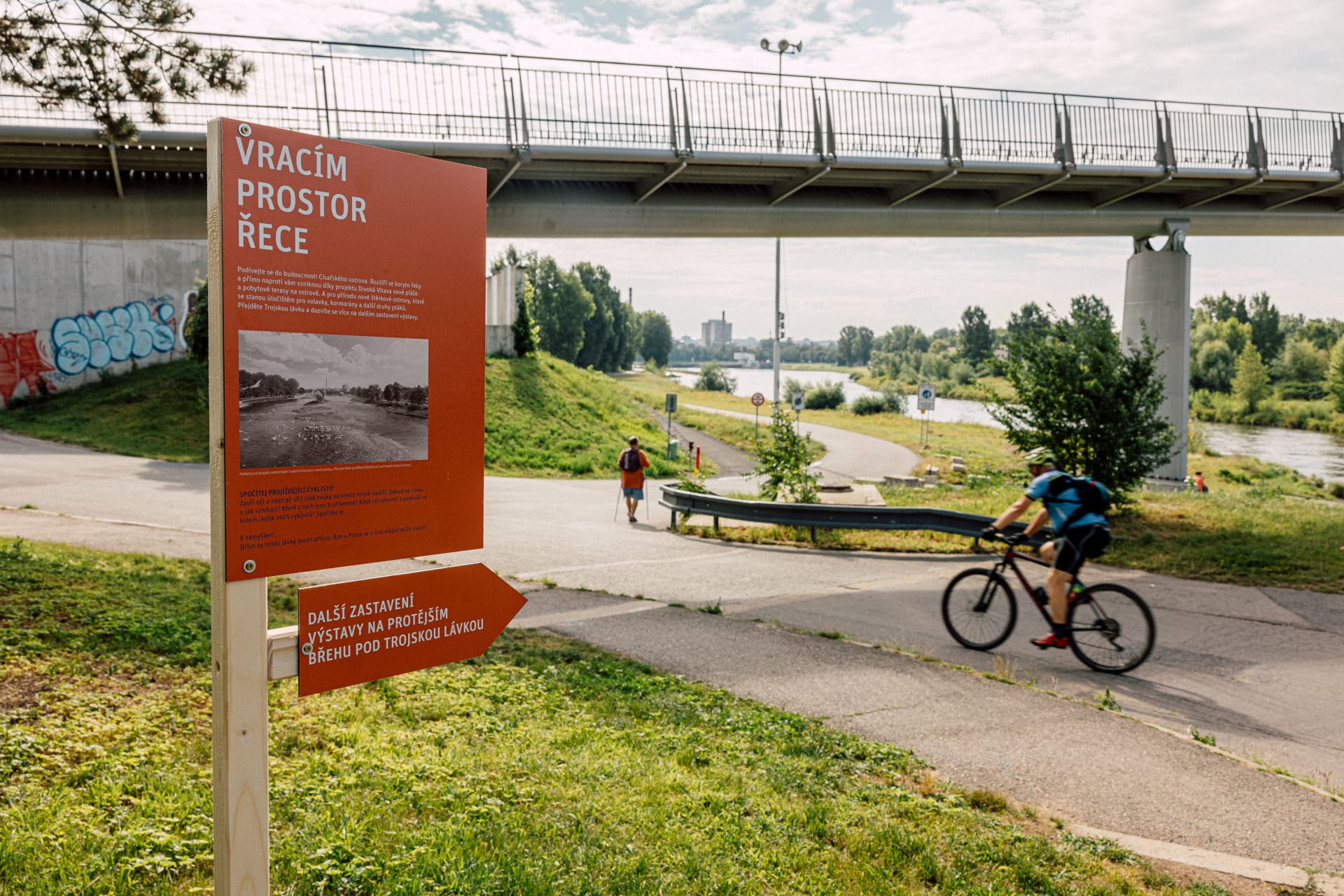 Institut plánování a rozvoje hl. m. Prahy (IPR) připravil venkovní výstavu, která je věnována řece, její krajině a zejména lidem. V pěti zastaveních představuje minulost, přítomnost i budoucnost tohoto území. Výstava Dotkni se řeky, která je návštěvníkům přístupná kdykoliv od 1. srpna do 31. října, pojednává o plánovaných projektech v území. 