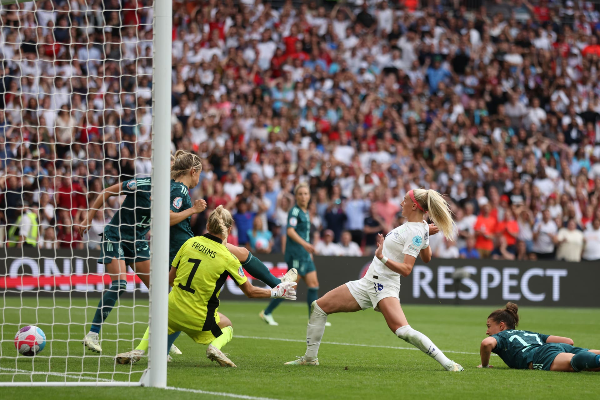 Takto dopravila míč do branky Německa a tím zařídila Anglii triumf na mistrovství Evropy.