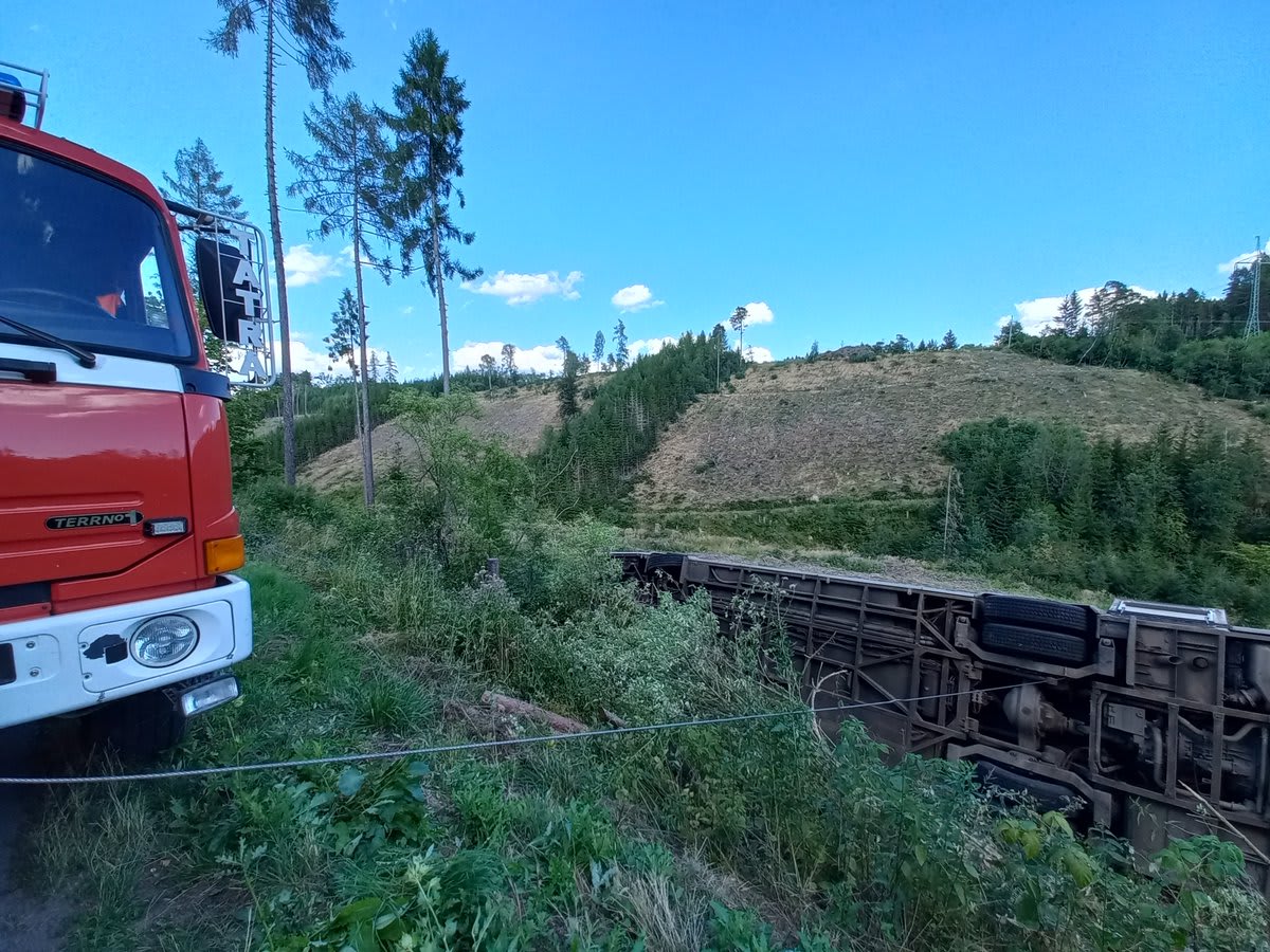 U Velkých Opatovic na Blanensku se převrátil autobus. Zranily se tři osoby.