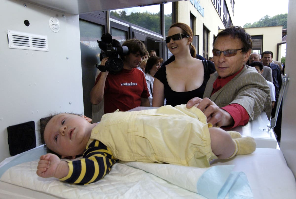 Prvním symbolickým klientem babyboxu v Kadani se v červnu 2007 stal tříměsíční Matěj Saudek, syn známého fotografa Jana Saudka, který je autorem fotografie na billboardech informujících o smyslu babyboxů. 