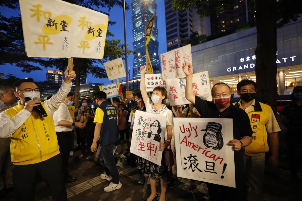 Na Tchaj-wanu na Pelosiovou čekali její příznivci, ale i odpůrci.
