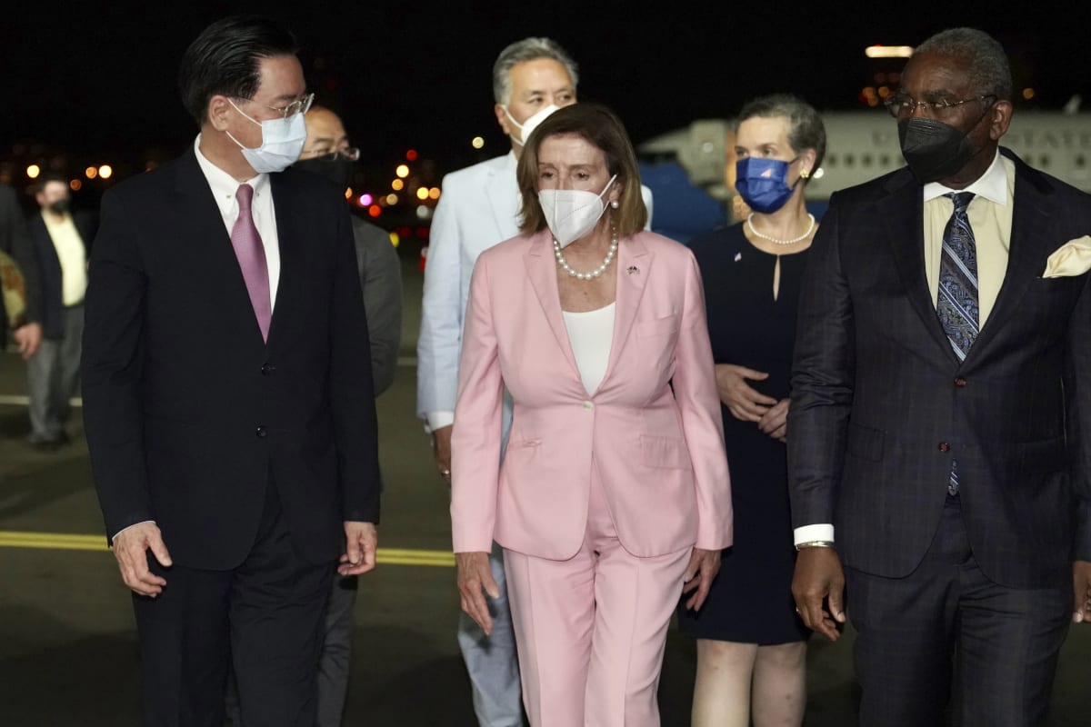 Předsedkyně Sněmovny reprezentantů USA Nancy Pelosiová a tchajwanský ministr zahraničí Joseph Wu (vlevo) na letišti v Tchaj-peji.