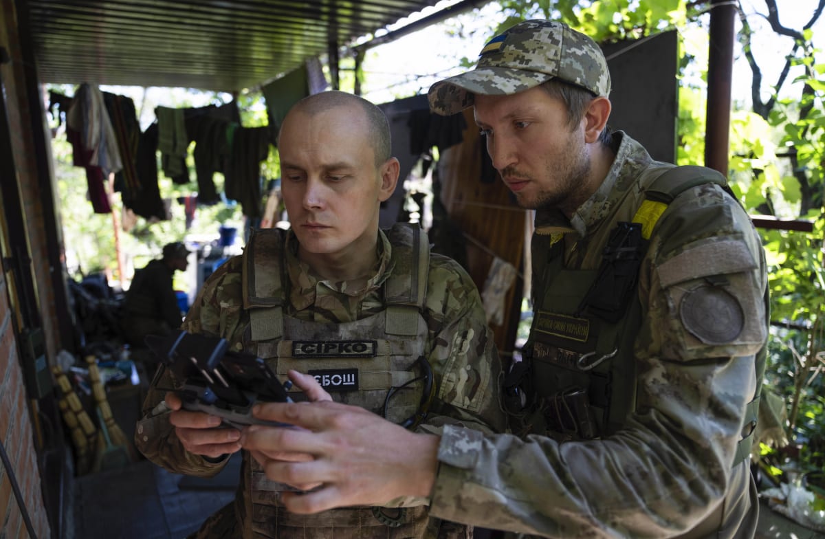 Ukrajinští vojáci u Charkova ovládají bezpilotní letoun. (2. července 2022)