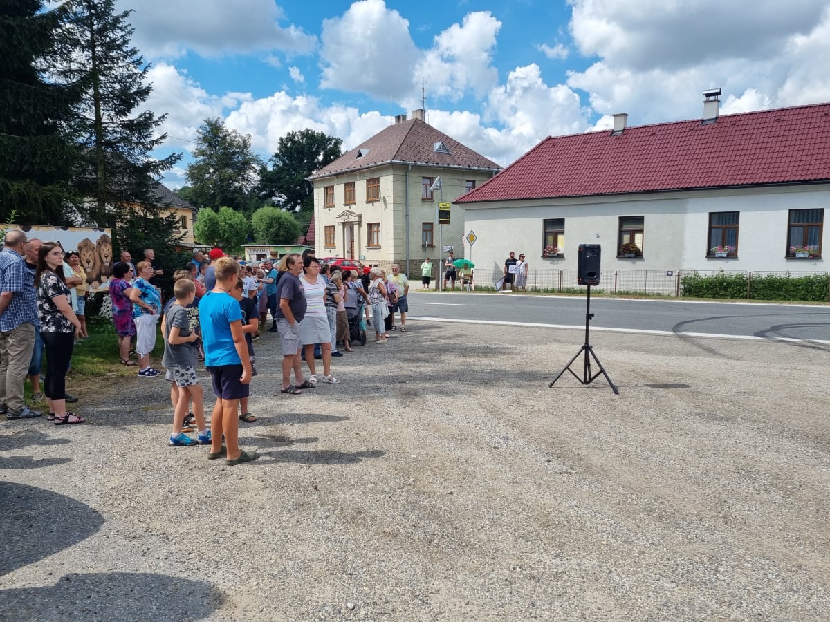 Fanoušci čekají na Babiše v Horní Pěně.