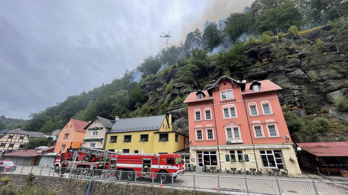 Hasičům se dál daří držet požár v Českém Švýcarsku pod kontrolou, plocha zásahu se zmenšuje o desítky hektarů. 
