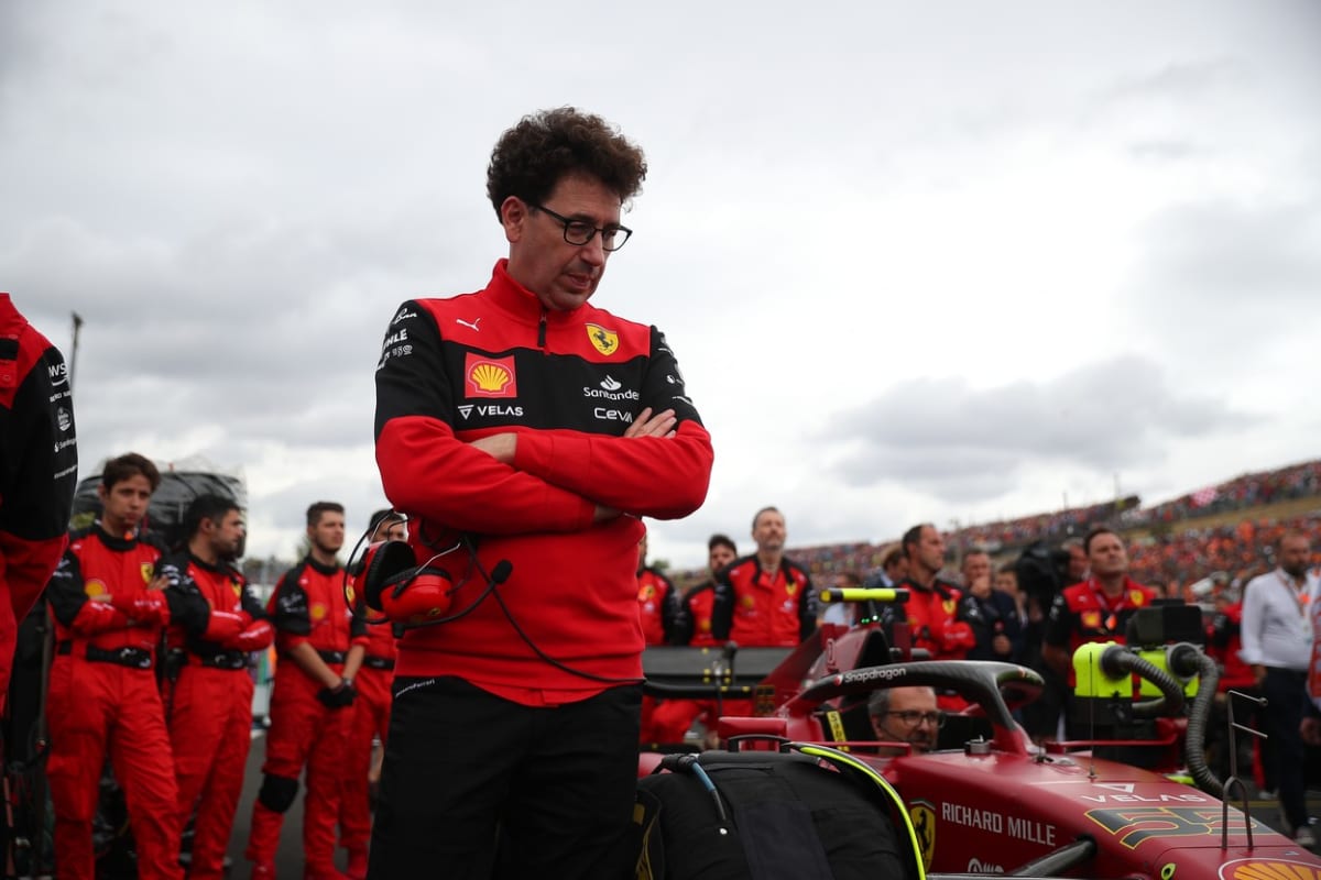 Šéf Ferrari Mattia Binotto rozhodně má o čem přemýšlet.