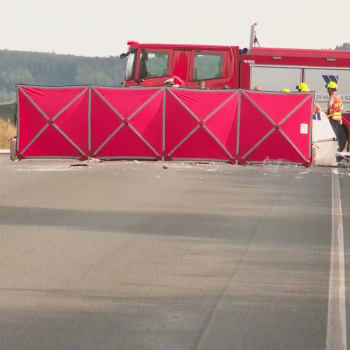 U letiště v Rokycanech spadlo bezmotorové letadlo na auto. 