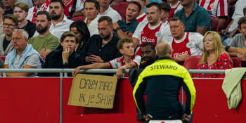 Stop škemrání o dresy. Ajax zakazuje kartony prosící fotbalové hvězdy o suvenýr