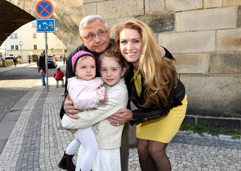 Olga a Jiří Menzelovi společně s dcerami Evou Marií a Annou Karolínou