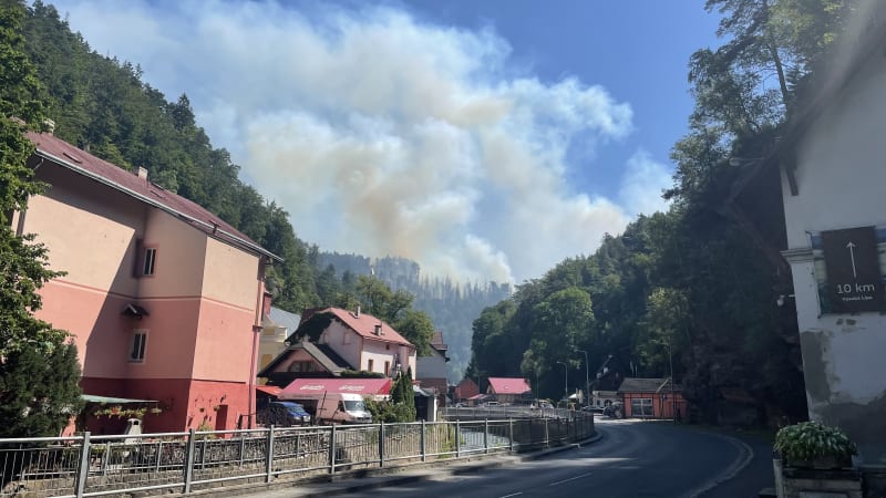 Hasičům se dál daří držet požár v Českém Švýcarsku pod kontrolou, plocha zásahu se zmenšuje o desítky hektarů. 