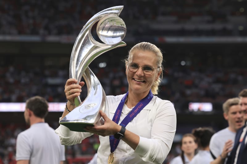 Nizozemská trenérka Sarina Wiegmanová obhájila jako první titul na mistrovství Evropy žen ve fotbale. Raduje s trofejí, kterou v neděli 31. července 2022 získala jako trenérka anglické reprezentace. Ta porazila před návštěvou 87 192 diváků v londýnském Wembley Německo 2:1 po prodloužení.