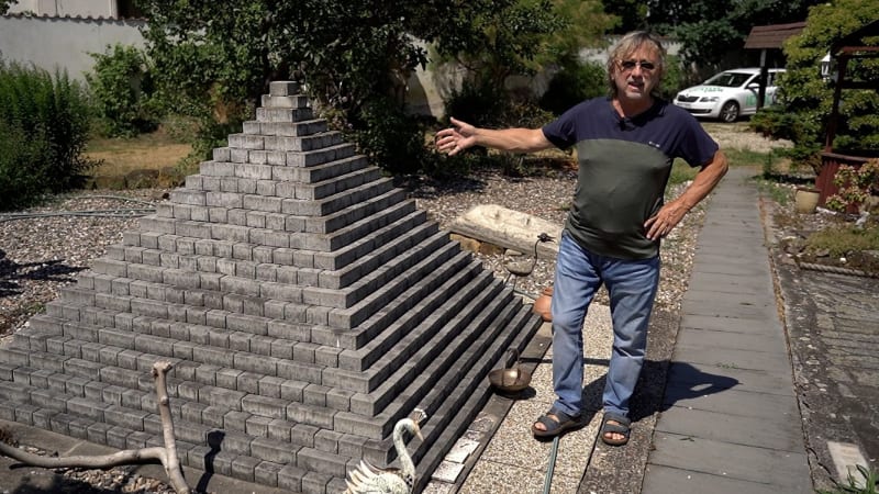 Dalibor Janda ukázal svůj domov. Rozlehlé zahradě vévodí unikátní pyramida