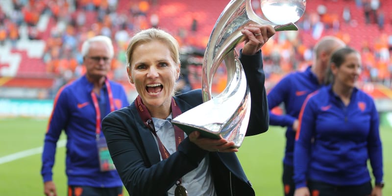 Nizozemská trenérka Sarina Wiegmanová se raduje s trofejí pro mistryně Evropy ve fotbale. V roce 2017 vyhrála na domácím šampionátu s Nizozemkami, když ve finálovém utkání v Enschede porazily Dánky. 