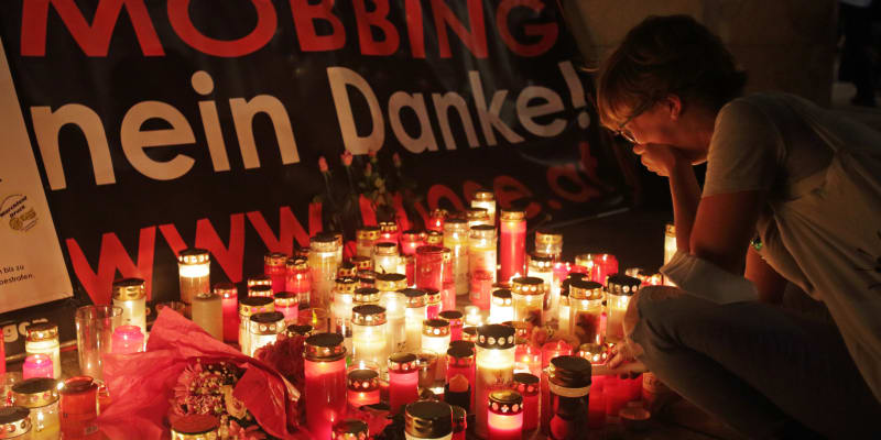Lidé přinášejí svíčky na vídeňské náměstí sv. Štěpána k uctění památky doktorky Lisy-Marie Kellermayrové, která spáchala sebevraždu po útocích odpůrců očkování proti koronaviru. 