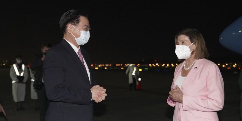 Předsedkyně Sněmovny reprezentantů USA Nancy Pelosiová a tchajwanský ministr zahraničí Joseph Wu na letišti v Tchaj-peji