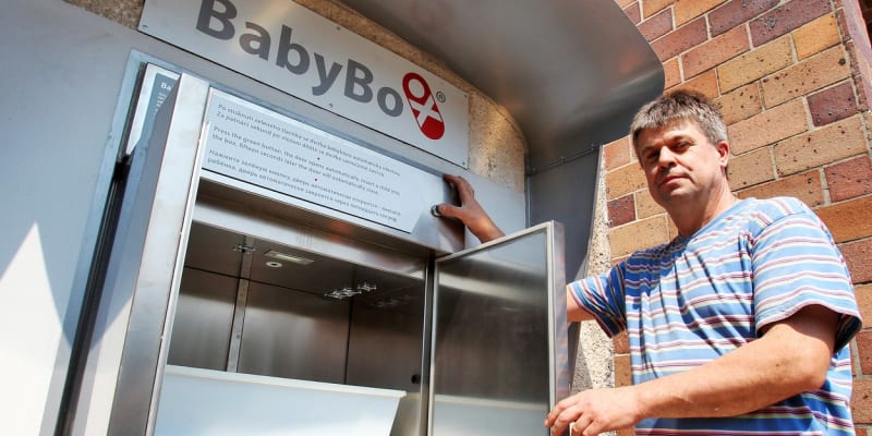 Výrobce babyboxu nové generace, který nahradil vysloužilý model, Zdeněk Juřica při jeho instalaci v Sokolově v roce 2015.
