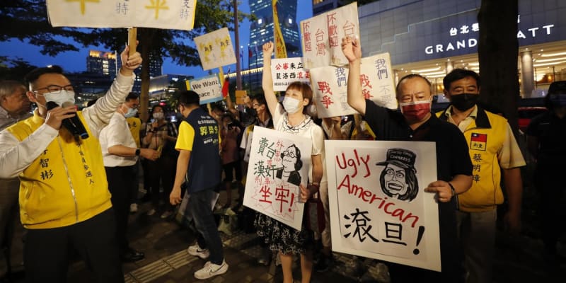 Na Tchaj-wanu na Pelosiovou čekali její příznivci, ale i odpůrci.