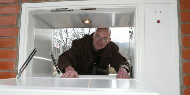 Hlavní inženýr babyboxu Michal Čumpelík při otevření prvního babyboxu ve Zlínském kraji v prosinci 2007