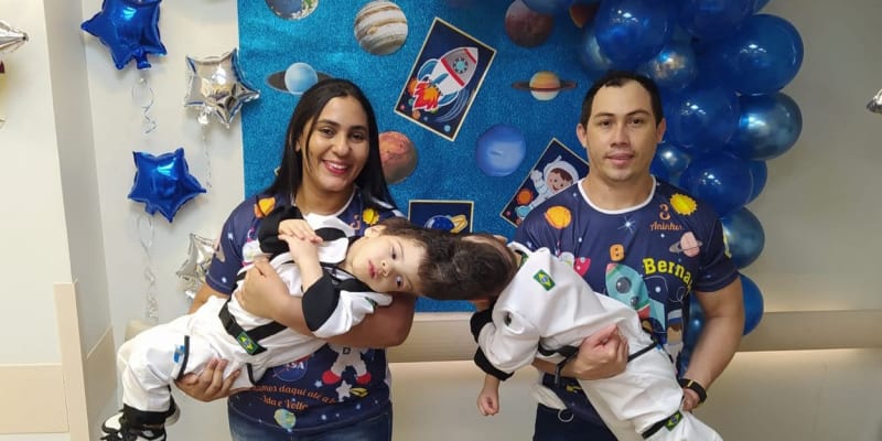 Týmu brazilských a britských lékařů se podařilo za pomoci virtuální reality oddělit tříletá siamská dvojčata Bernarda a Artura Limovy