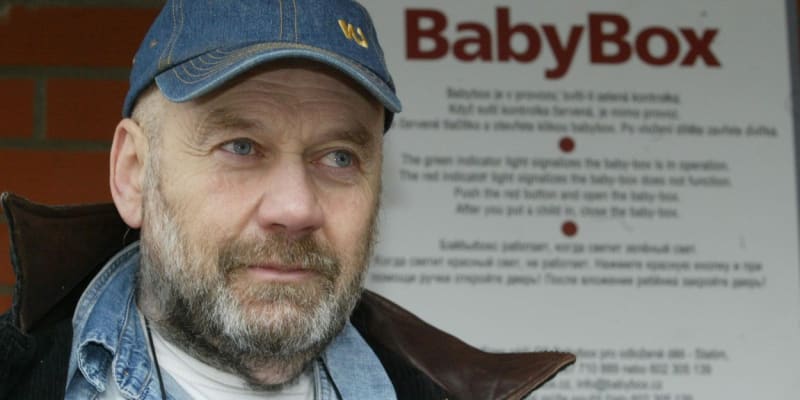 Zakladatel české sítě babyboxů Ludvík Hess některé z odložených dětí vídá.