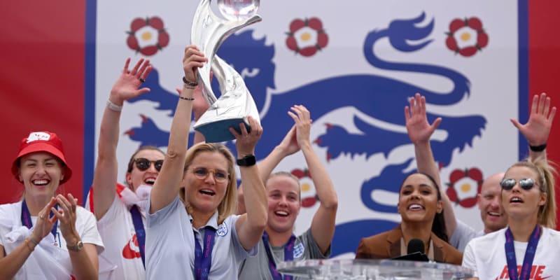 Nizozemská trenérka Sarina Wiegmanová ukazuje trofej pro fotbalové mistryně Evropy na zaplněném Trafalgarském náměstí v Londýně, kam tým přijel den po vítězném finále nad Německem. 