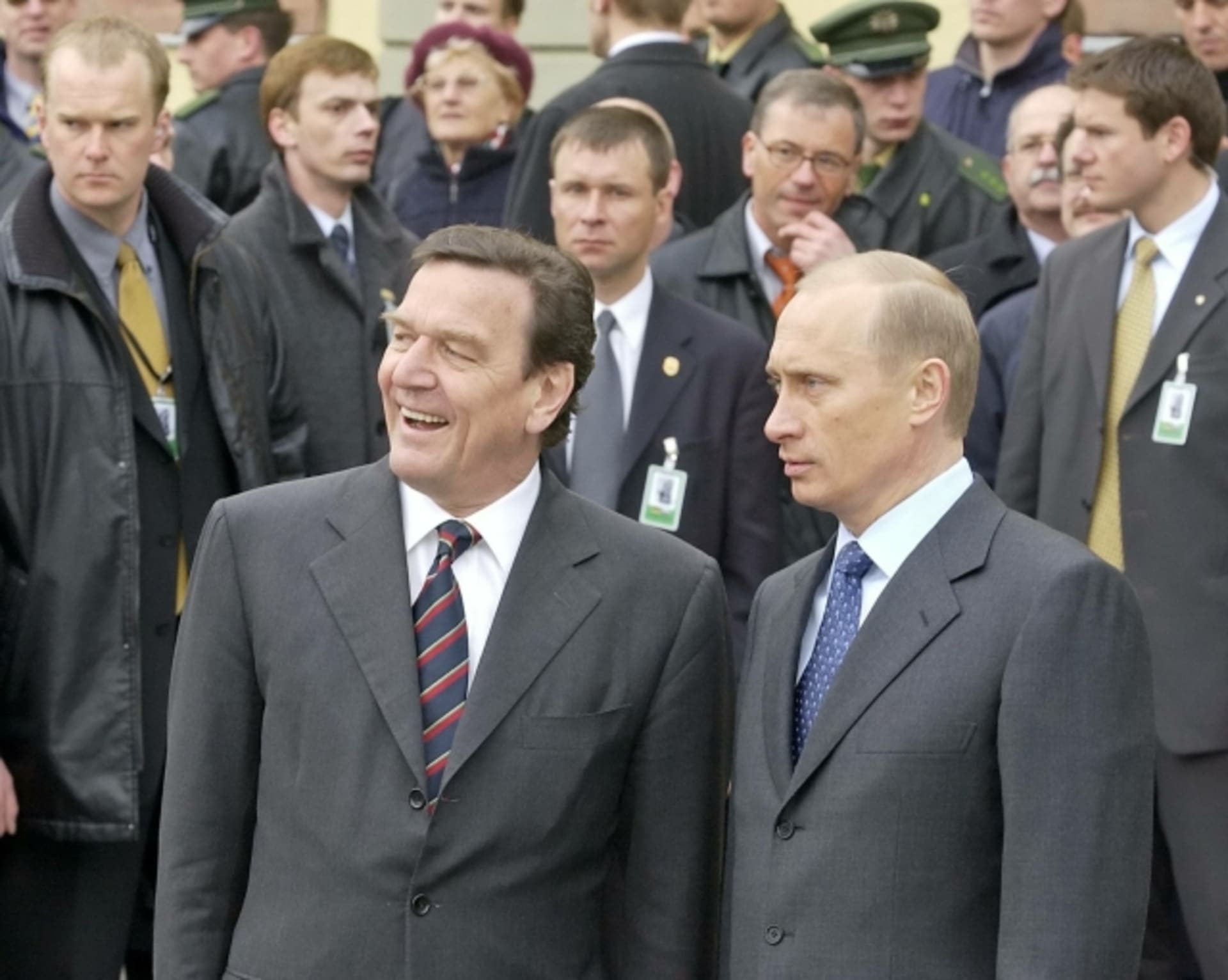 Bývalý německý kancléř Gerhard Schöder (vlevo) s Vladimirem Putinem