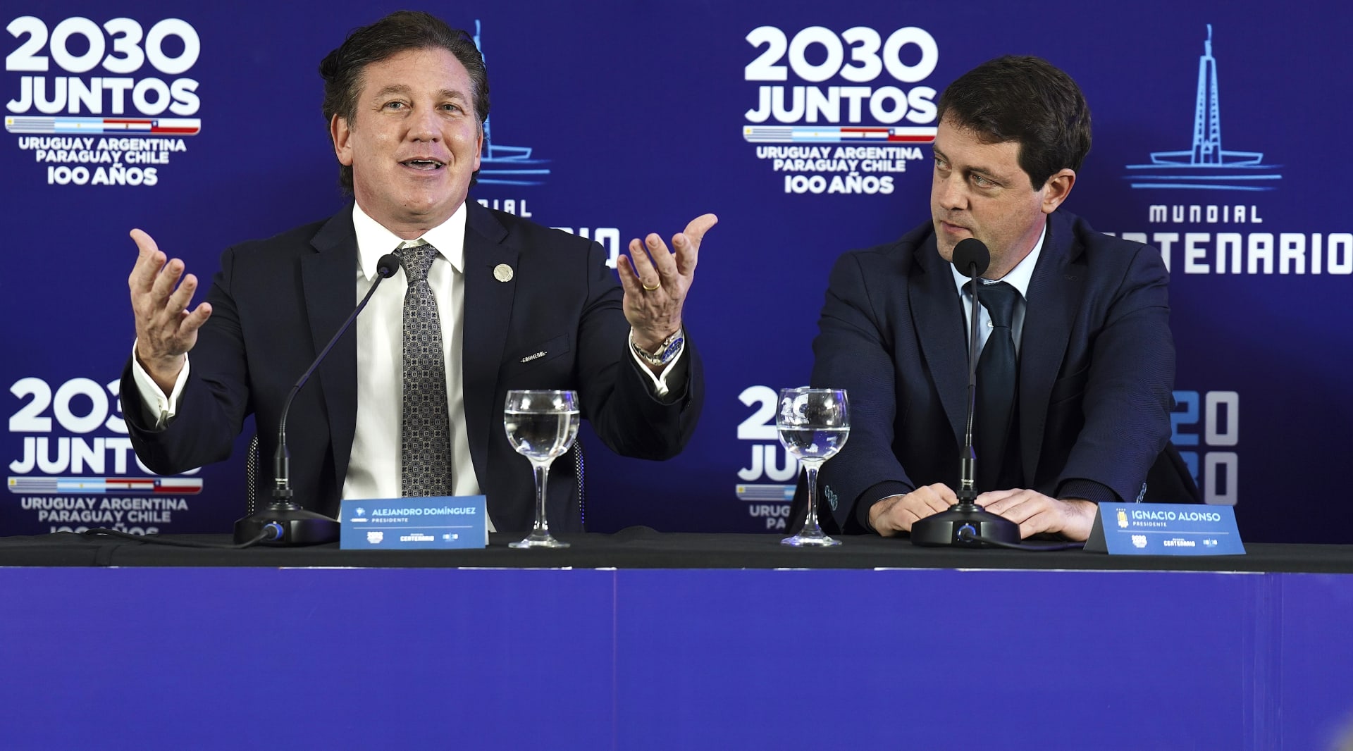 Alejandro Dominguez (vlevo), prezident Jihoamerické fotbalové federace, gestikuluje pod dohledem prezidenta Uruguayského fotbalového svazu Ignacia Alonsa při představovaní společné jihoamerické kandidatury.