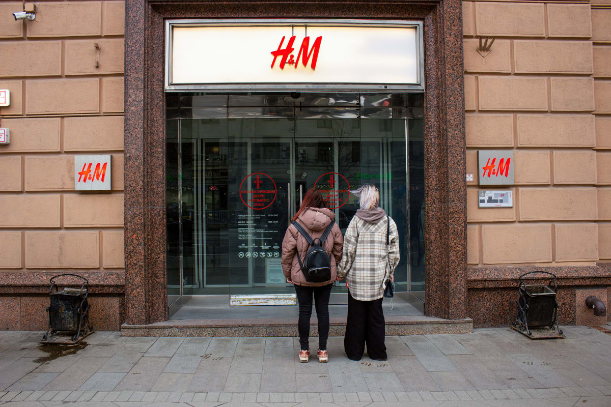 Rusové si naposledy užívají nákupů v H&M.