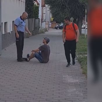 Policista měl před služebnou tvrdě srazit k zemi muže