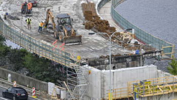 Budou opravy Barrandovského mostu trvat ještě tři týdny? TSK hrozí stavebníkovi pokutou
