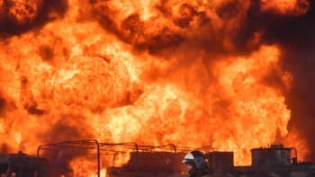 Mohutné exploze a požár na ruské základně. U sousedů je teď pěkný rámus, glosují Ukrajinci
