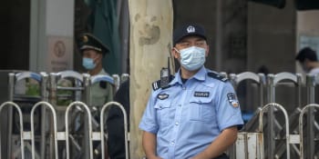 Útok v čínské školce: Zemřeli tři lidé, dalších šest bylo zraněno. Pachatel je na útěku