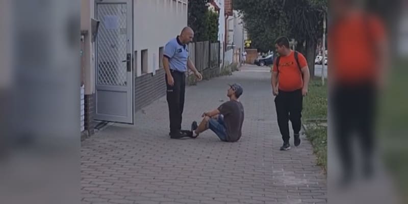 Policista měl před služebnou tvrdě srazit k zemi muže