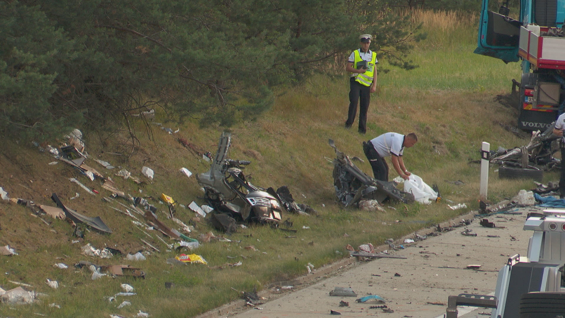Kamion u Benešovic prorazil svodidla a smetl osobní auto