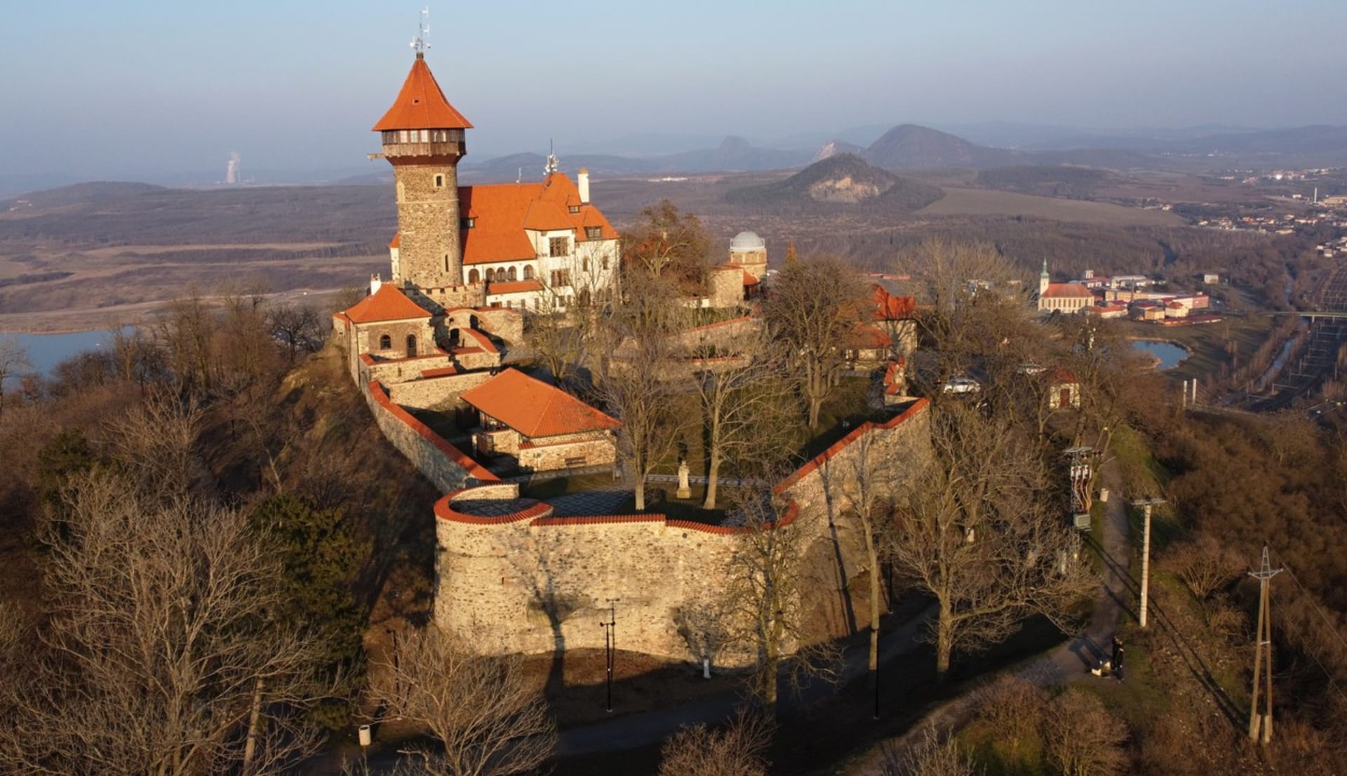Mostecký hrad na vrchu Hněvín je starý jen sto let 