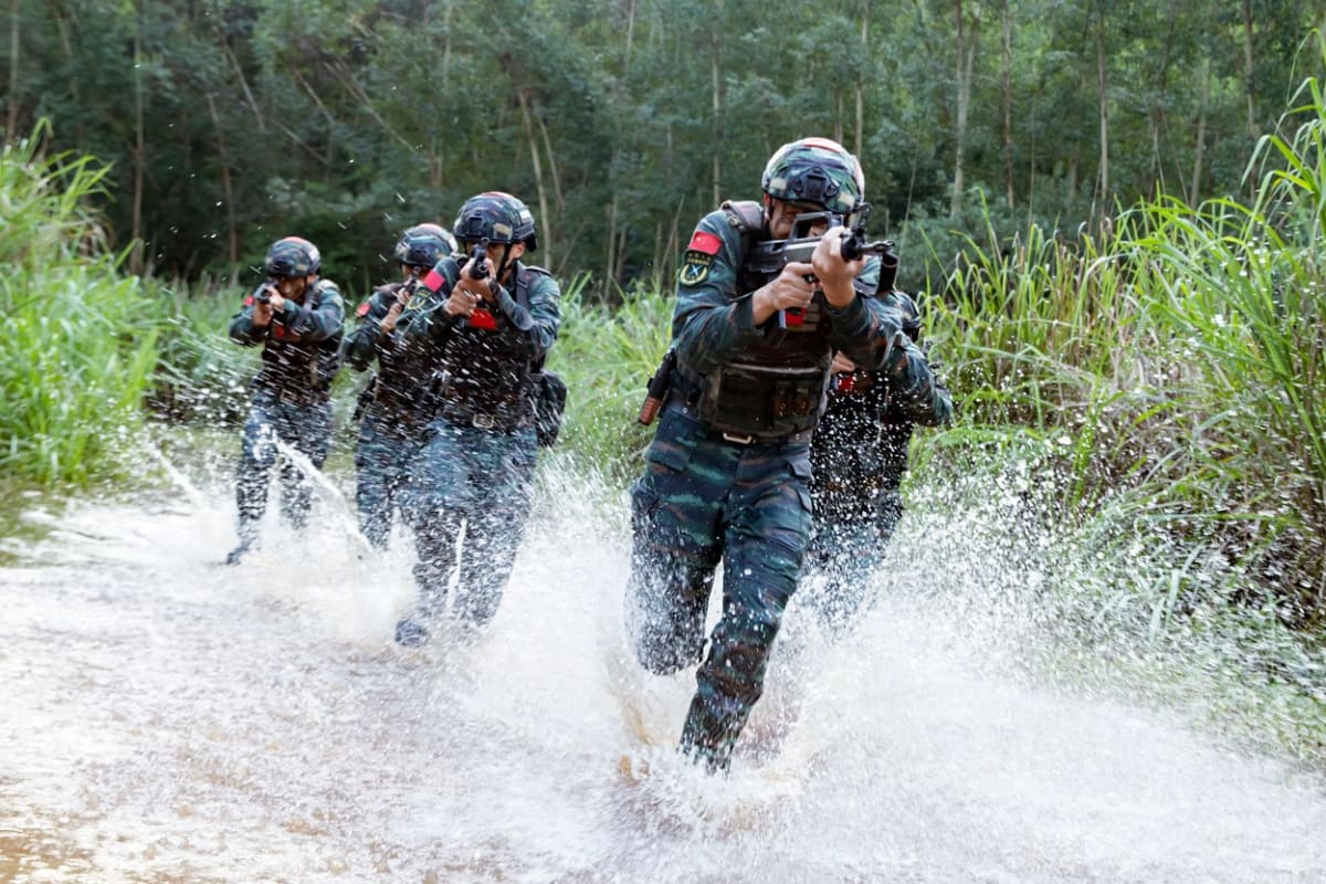 Cvičení speciálních čínských jednotek na jihu země (16. 6. 2022)