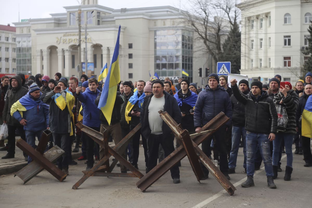 Ukrajinci z okupovaného Chersonu se Rusům pravidelně staví na odpor. Od obsazení oblasti začali s demonstracemi přímo ve městě.