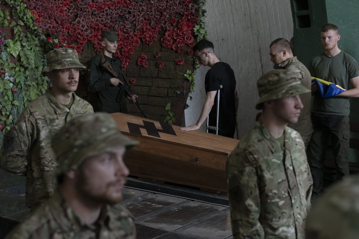Příslušníci pluku Azov na pohřbu svého padlého spolubojovníka v Kyjevě