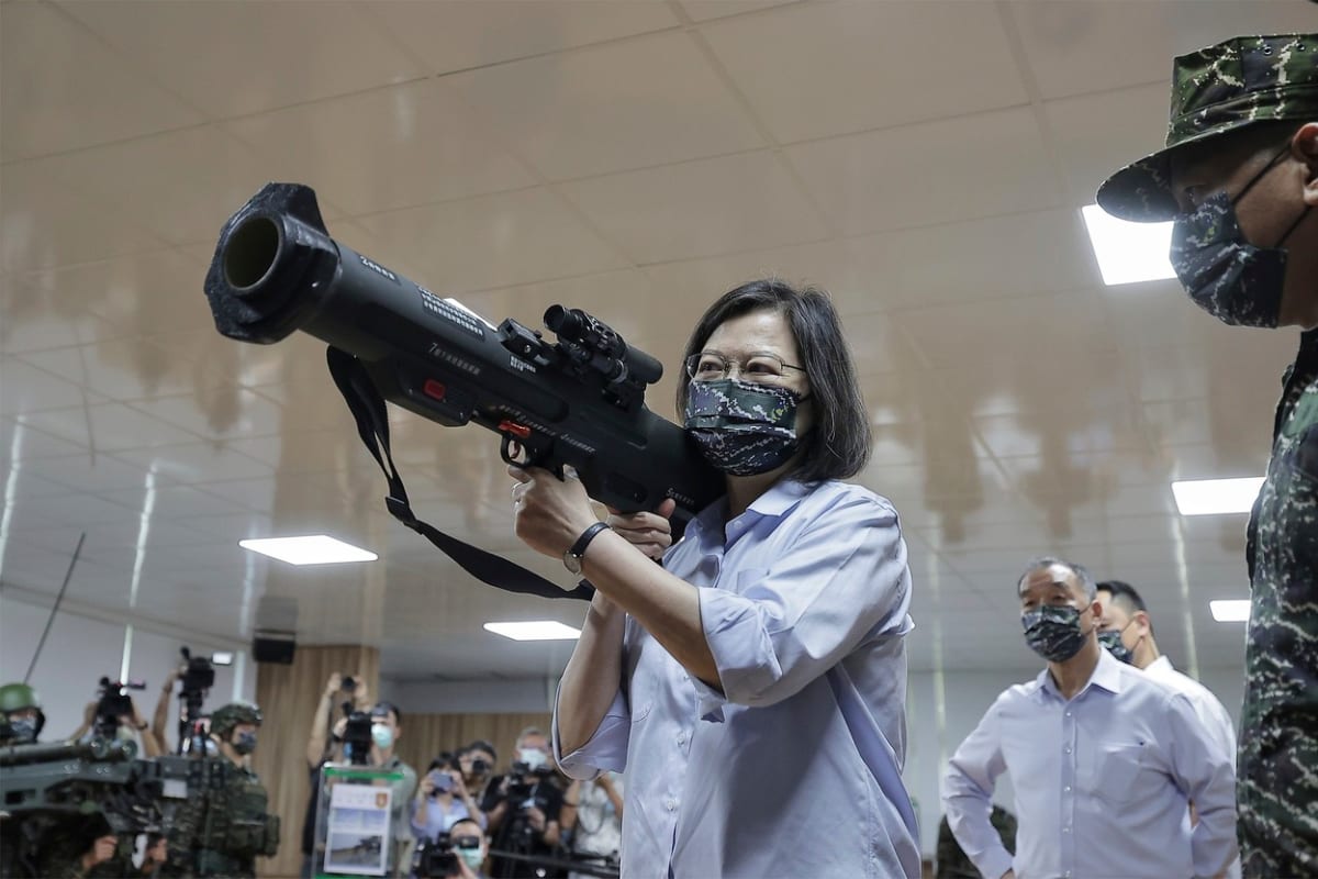 Tchajwanská prezidentka Cchaj Jing-wen s protitankovou zbraní Kestrel
