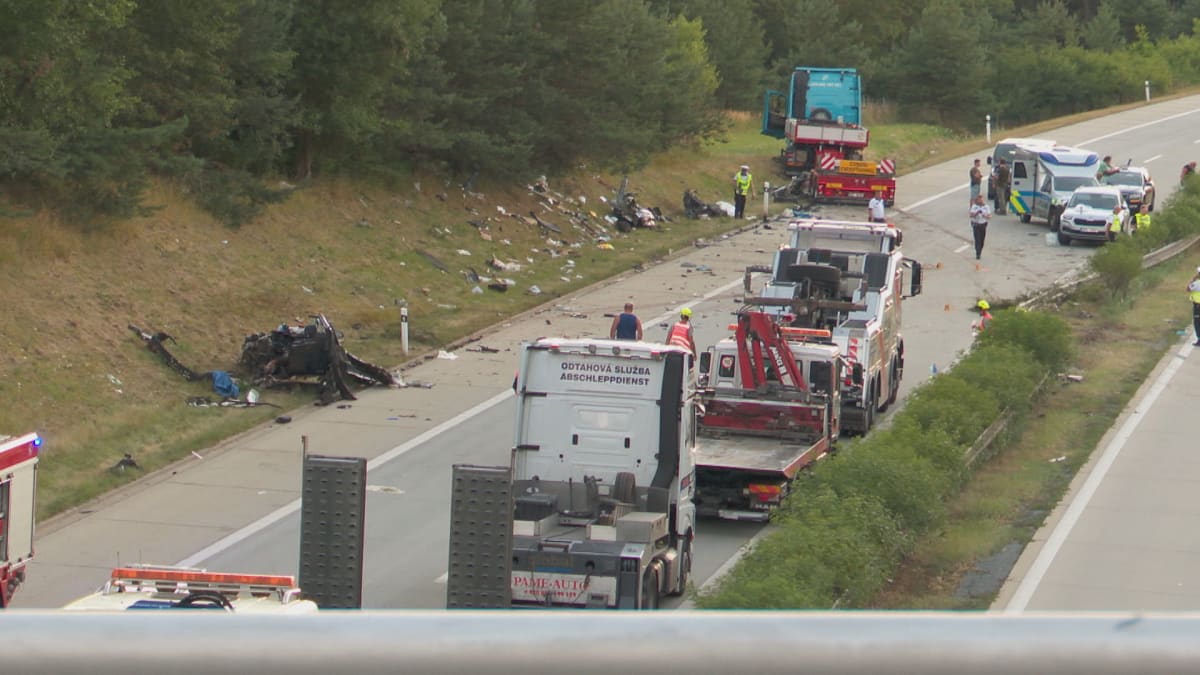 Kamion u Benešovic prorazil svodidla a smetl osobní auto.