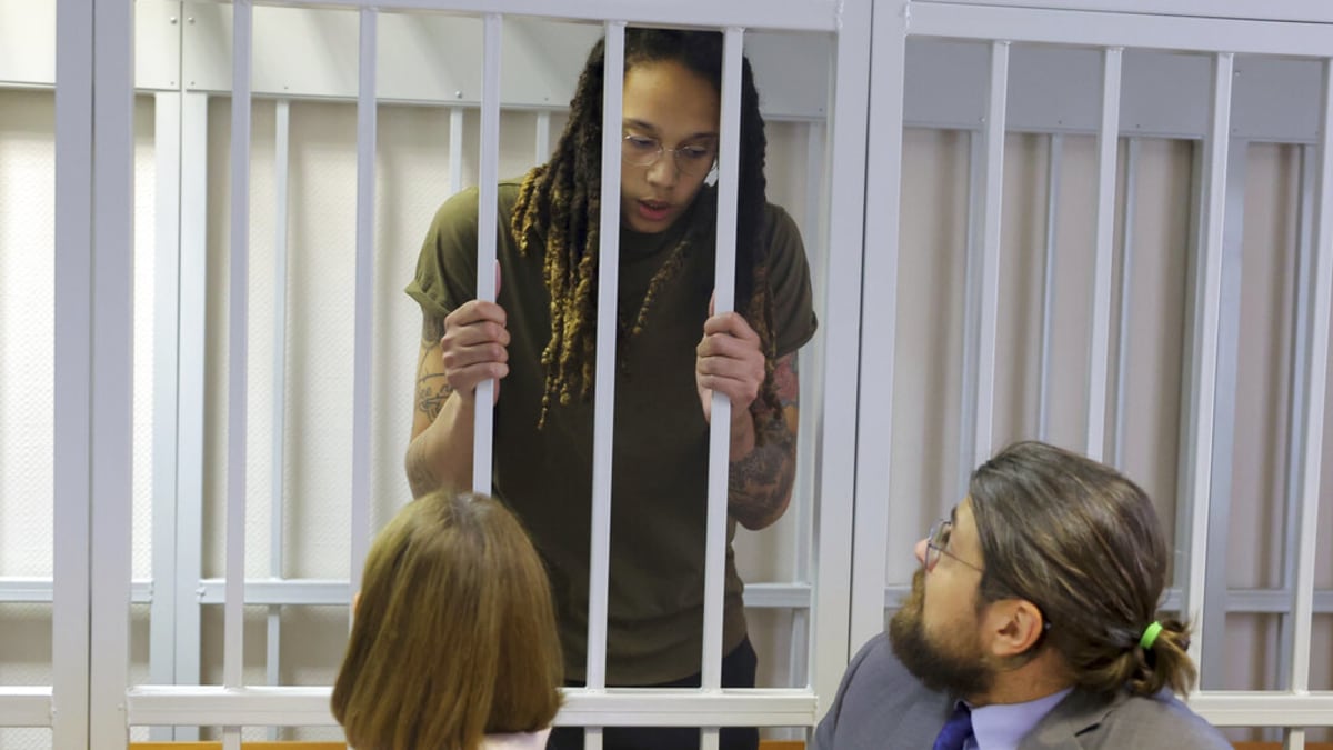 Hvězda WNBA a dvojnásobná zlatá olympijská medailistka Brittney Grinerová stojí za mřížemi v soudní síni v úterý 2. srpna 2022 v ruském městě Chimki nedaleko Moskvy. 