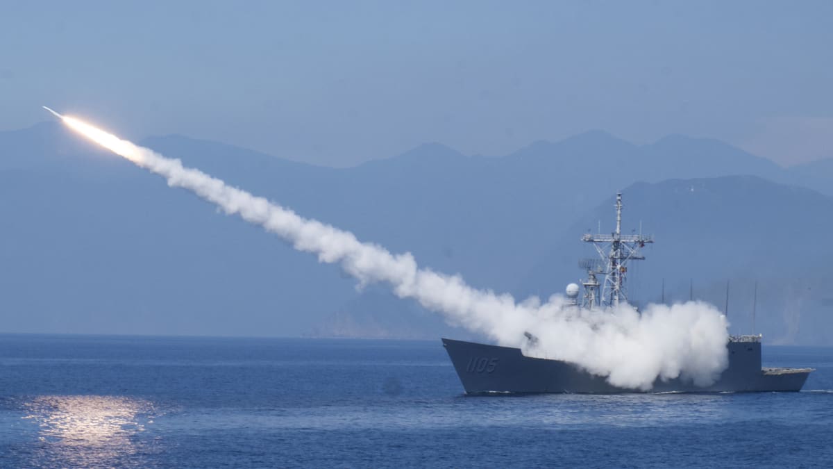 Fregata třídy Cheng Kung odpaluje protivzdušnou střelu v rámci cvičení tchawanské armády