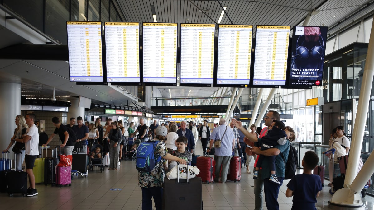 Nizozemské letiště Schiphol nezvládá letní nápor turistů.