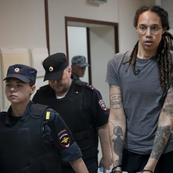 Basketbalistka Brittney Grinerová byla v Moskvě odsouzena na devět let vězení za pašování hašiše.