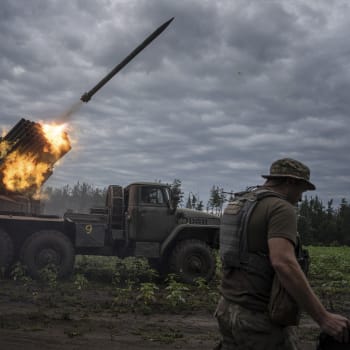 Ukrajinci pomocí raketometu BM-21 Grad ostřelují ruské pozice v Charkovské oblasti